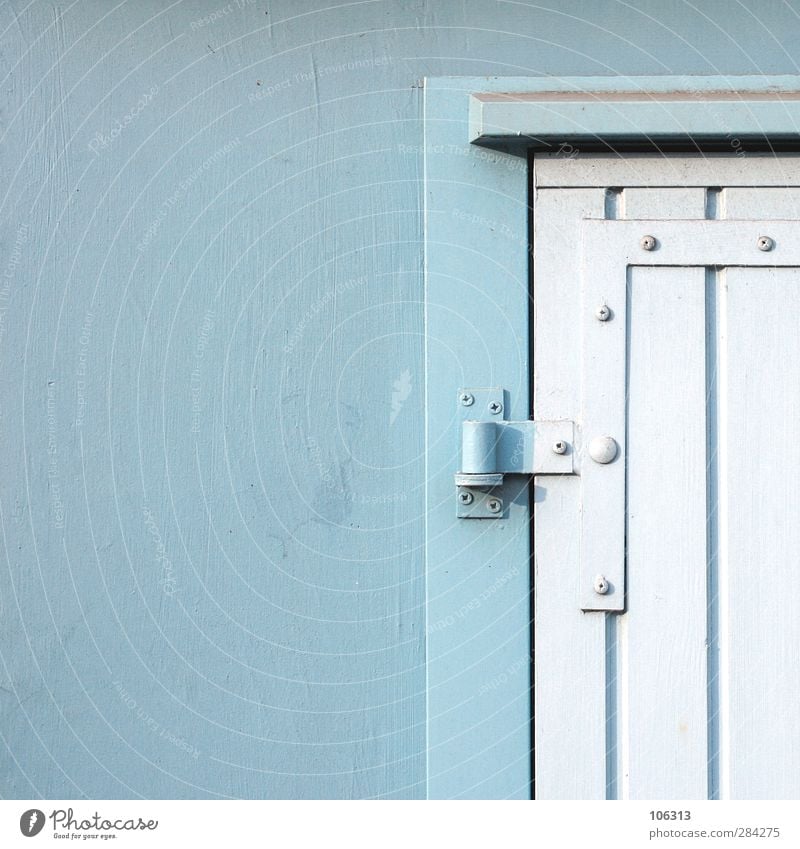 Einfahrt Ausfahrt Mauer Wand leuchten Tor Beschläge blau Tür Eingang Eingangstür Eingangstor Scharnier Detailaufnahme Bildausschnitt Anstrich Garage