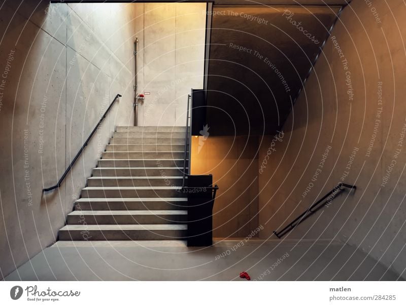 verloren Menschenleer Haus Mauer Wand Treppe braun grau Rotes Tuch Geländer Parkhaus Beton Farbfoto Innenaufnahme Kunstlicht