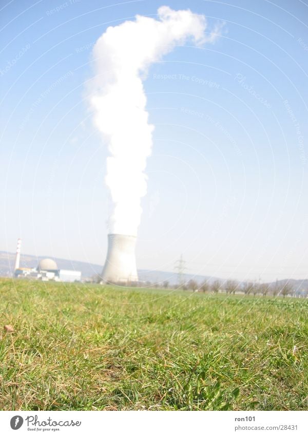 dampfmaschine Kernkraftwerk Wiese grün Architektur Wasserdampf Rauch Kühlturm