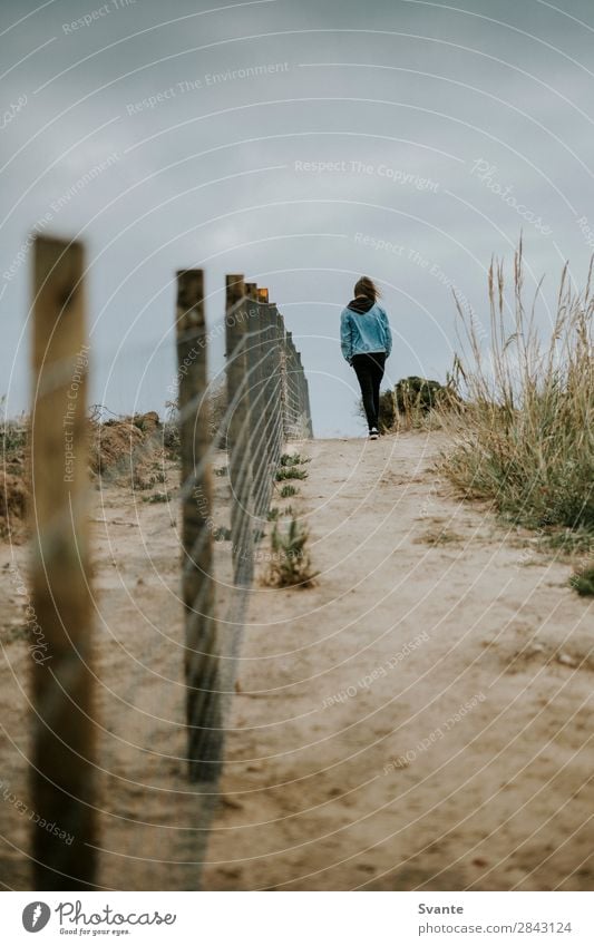 Junger Mann, der am Strand weggeht. Lifestyle Ferien & Urlaub & Reisen Ausflug Ferne Freiheit Meer Mensch Jugendliche Erwachsene 1 18-30 Jahre langhaarig