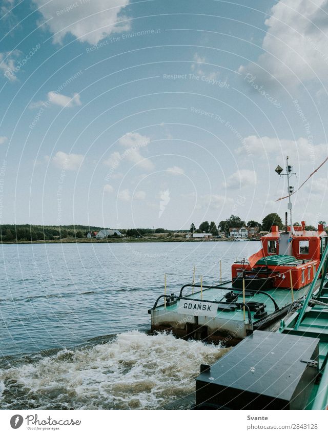 Fähre über den Fluss in Polen Ferien & Urlaub & Reisen Tourismus Ausflug Sommer Wellen Wasser Flussufer Abenteuer Bootsfahrt Wasserfahrzeug Gdánsk Blauer Himmel