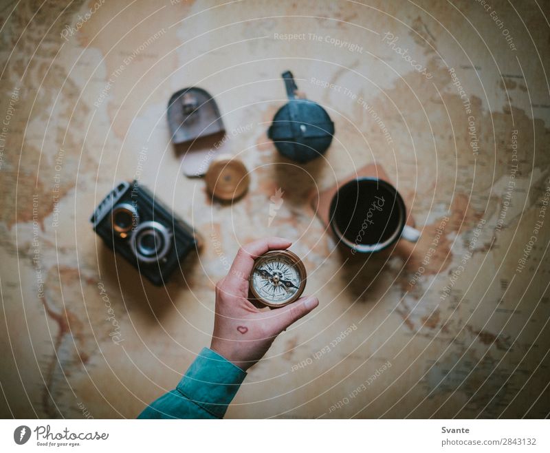 Draufsicht auf die Frau, die den Kompass über der Karte hält. Heißgetränk Kaffee Tasse Becher Lifestyle Stil Ferien & Urlaub & Reisen Ausflug Abenteuer Safari