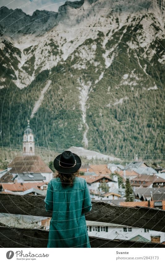 Frau mit Hut vor dem Bergdorf Lifestyle Ferien & Urlaub & Reisen Tourismus Ausflug Abenteuer Berge u. Gebirge wandern Mensch Junge Frau Jugendliche Erwachsene 1