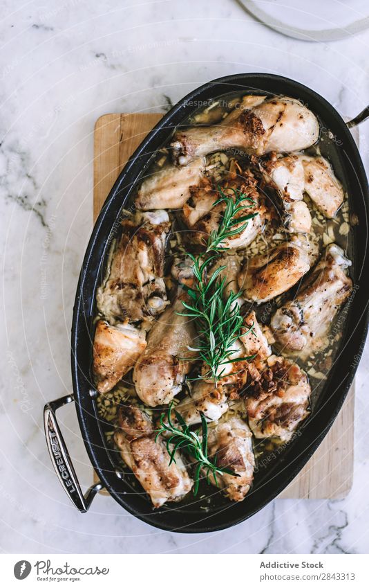 Pfanne mit gebratenem Hähnchen Lebensmittel Fleisch Abendessen Geflügel Mahlzeit kochen & garen Braten Essen zubereiten Rosmarin lecker heiß Feinschmecker