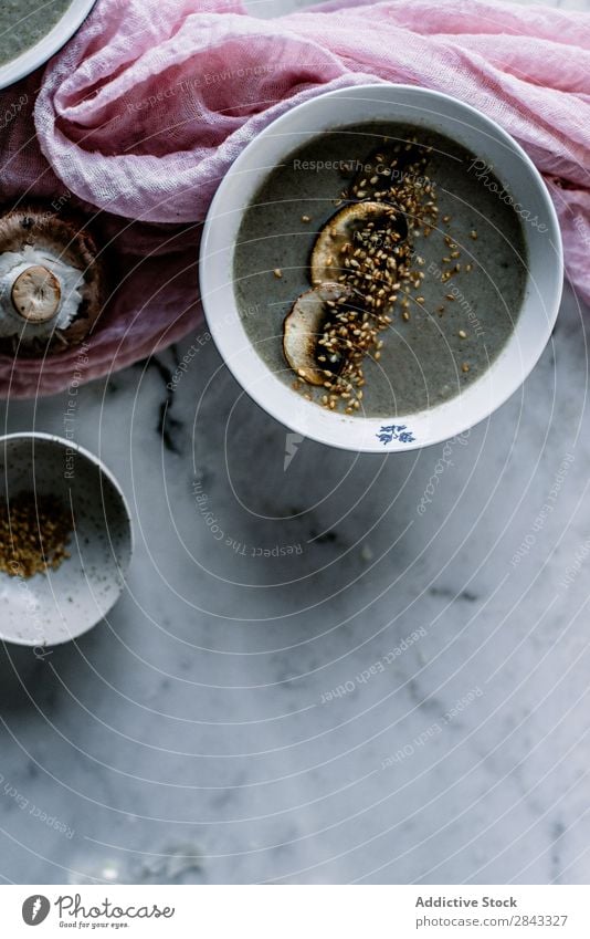 Rahmsuppe mit Champignons Suppe Creme kochen & garen serviert Pilz Schalen & Schüsseln frisch Tisch Lebensmittel Gemüse Vegetarische Ernährung Küche braun