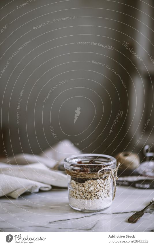 Glas mit Haferflocken und Rosinen Lebensmittel Gesundheit Dessert Snack süß Mahlzeit frisch Getreide Diät Müsli natürlich Ernährung organisch rustikal