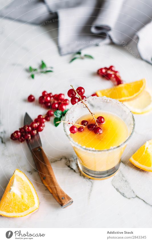 Frischer Orangensaft mit Beeren Lebensmittel trinken Zitrusfrüchte Frühstück Saft frisch Frucht Hintergrundbild Holz Diät Cocktail liquide reif Getränk Vitamin