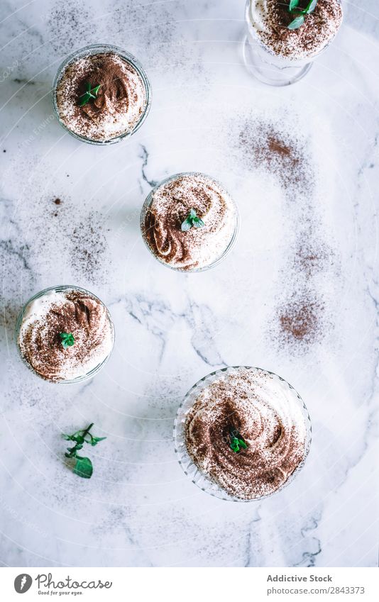 Süße Desserts auf dem Tisch tiramisu geschmackvoll lecker Lebensmittel Schokolade Kakao Creme Italienisch süß Kuchen braun Tradition Käse Konfekt Biskuit