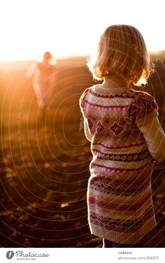 stay Mensch feminin Kind Kleinkind Mädchen Kindheit 2 1-3 Jahre 3-8 Jahre Sonne Sonnenaufgang Sonnenuntergang Sonnenlicht Feld leuchten rennen Blick stehen