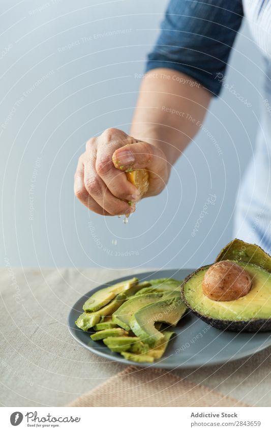 Zitrone auf Avocado zubereiten. Koch Salatbeilage drücken vorbereitend Gemüse Saft Lebensmittel lecker Gesundheit Zutaten Vorbereitung kochen & garen