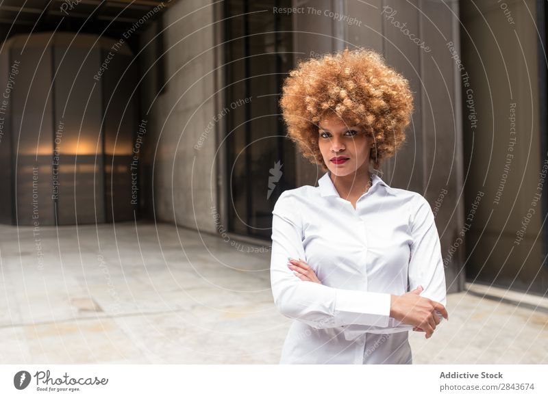 Selbstbewusste erwachsene Frau mit verschränkten Armen Stil Erwachsene hübsch Haare & Frisuren selbstbewußt Blick in die Kamera die Arme verschränkt blond