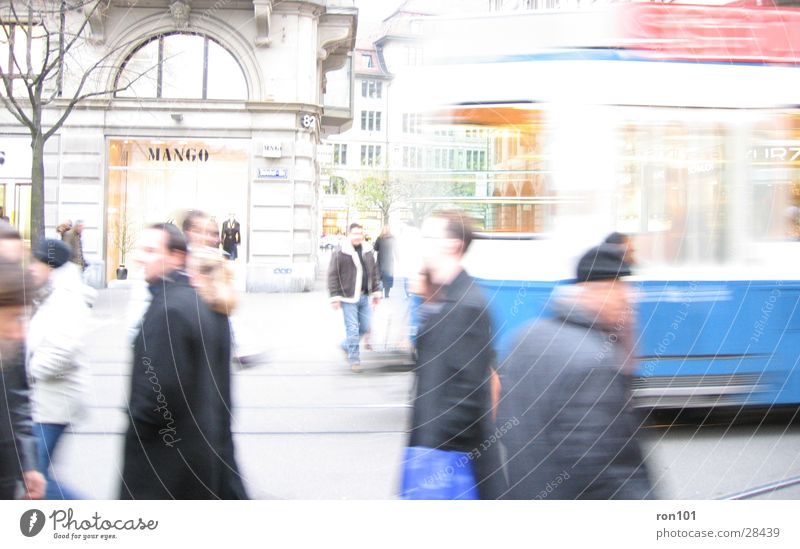 bahnhofstrasse Bahnhofstraße Straßenbahn Verkehr Mensch Zürich shopingmal blau