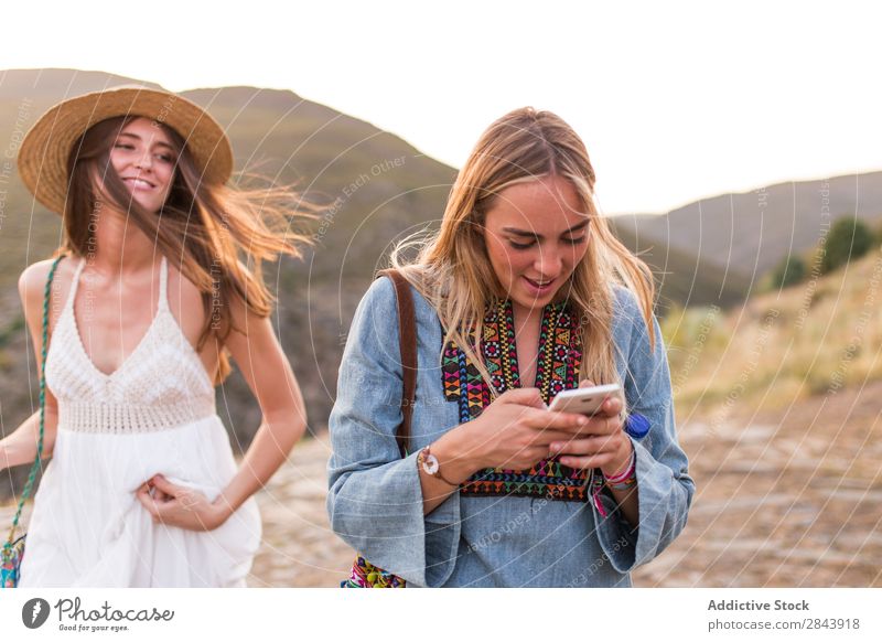 Touristenfrauen mit Telefon Frau Freundschaft Zusammensein Schüsse Fotokamera Fotograf Ferien & Urlaub & Reisen Lifestyle Jugendliche Glück Tourismus Mensch