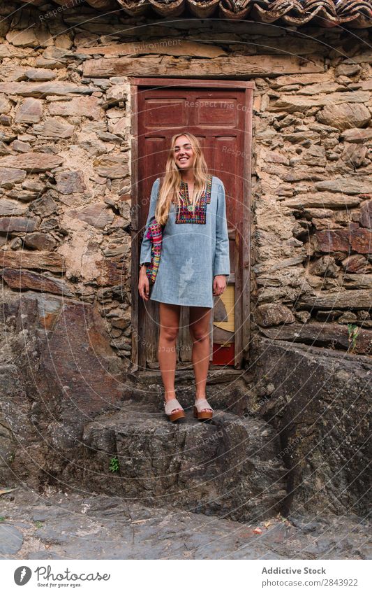 Lächelnde Frau auf der Treppe stehend Tourist Ferien & Urlaub & Reisen Schritt Blick in die Kamera hübsch heiter Lifestyle Jugendliche Glück Tourismus Mensch