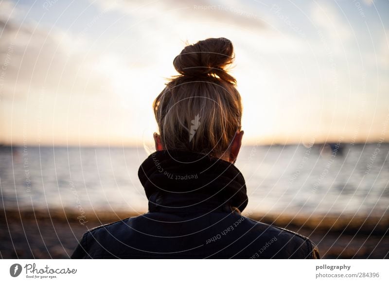 vorwärts blicken Ferien & Urlaub & Reisen Ausflug Ferne Freiheit Sommer Sommerurlaub Sonne Strand Meer Wellen Mensch feminin Junge Frau Jugendliche Erwachsene