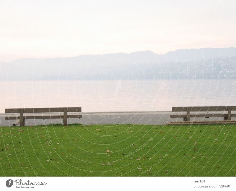 enjoy the silence..... ... .. . See Wiese Blatt Hügel ruhig grün Holz Bank Rasen Berge u. Gebirge Wasser Natur blau sitzen