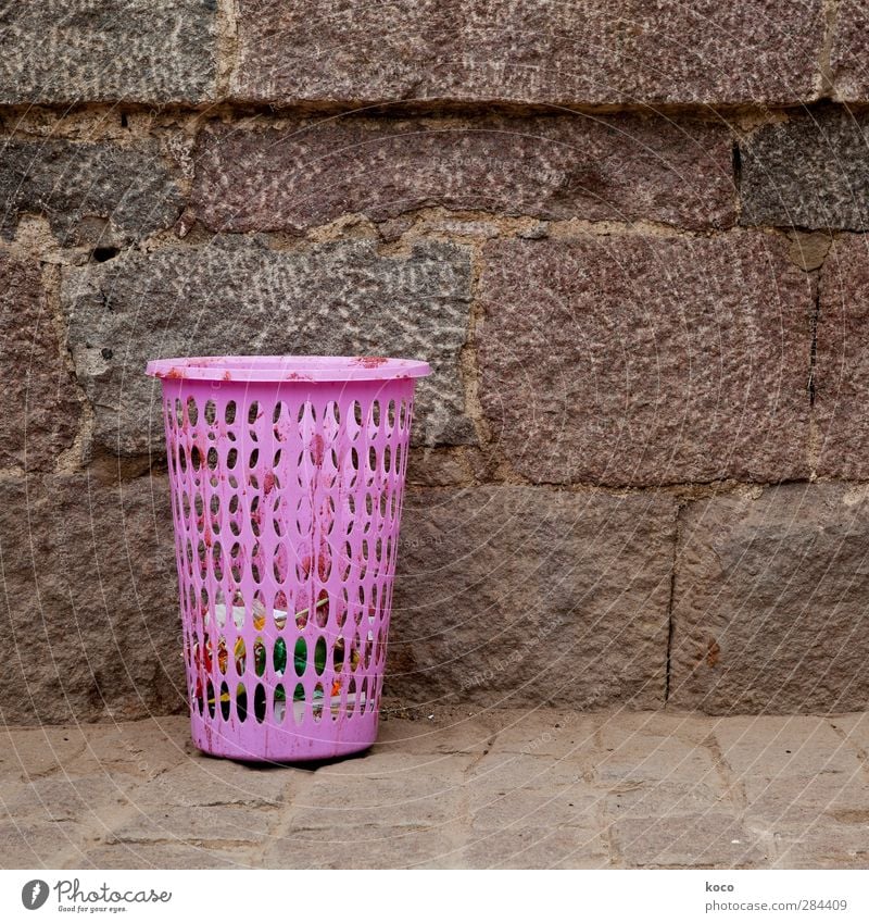 Hast a la Mista, Baby? Mauer Wand Container Müllbehälter Misthaufen Eimer Stein Sand Kunststoff dreckig einfach frech trashig braun rosa Reinlichkeit Sauberkeit