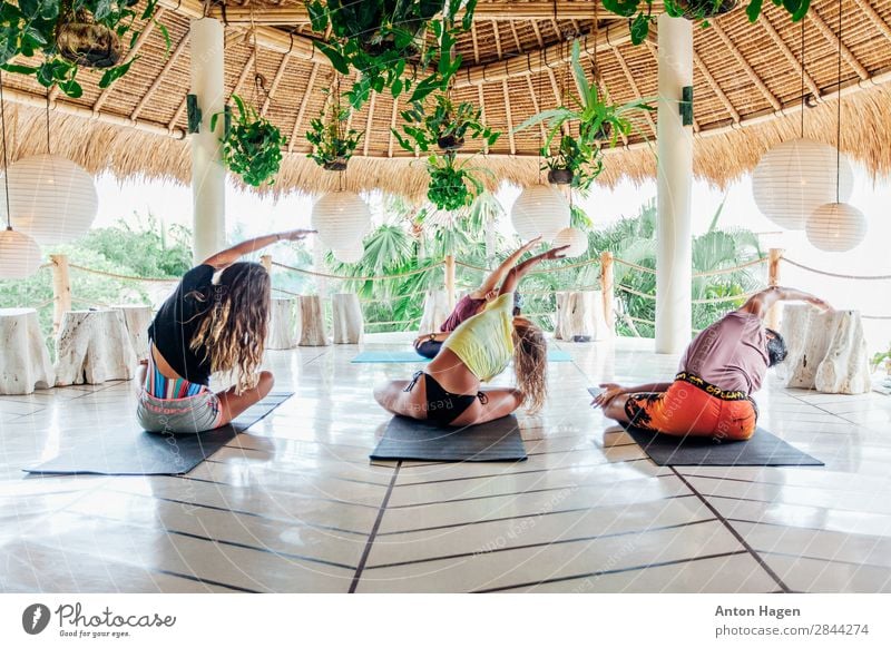 Gruppe junger Menschen übt Yogakurs im Surfcamp auf Bali. Lifestyle Gesundheit sportlich Fitness Wellness Meditation Ferien & Urlaub & Reisen Sommer Insel