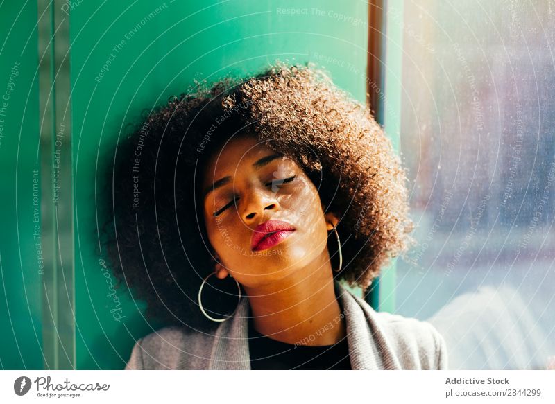 Trendiges schwarzes Modell, das in der Nähe des Fensters posiert. Frau Stil besinnlich genießen feminin elegant Afrikanisch Beautyfotografie Körperhaltung