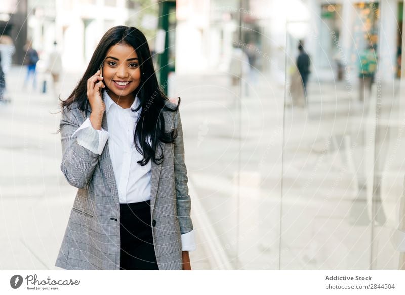 Frau spricht Telefon im Geschäft Stil PDA sprechen Technik & Technologie Glück laufen kaufen schön Jugendliche Mitteilung Mobile hübsch Lächeln Handy Lifestyle