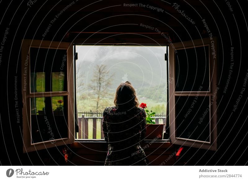 Hübsche Frau, die zum Fenster schaut. hübsch Erwachsene attraktiv schön Porträt Beautyfotografie sitzen anlehnen Blick ruhen Erholung Hand Model Gesicht Mensch