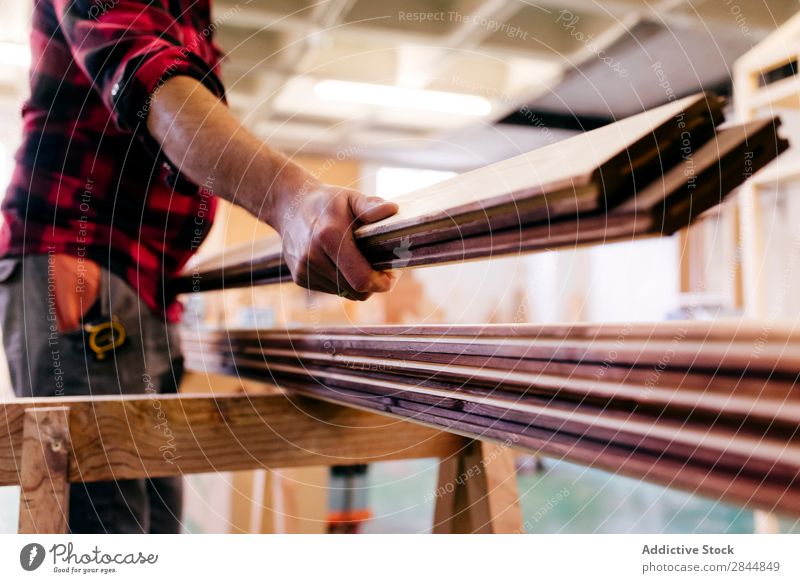 Unfokussierter Zimmermann, der Holz trägt. Mensch Zimmerer Werkstatt Stapel Schreinerei Arbeit & Erwerbstätigkeit Kunsthandwerker Handwerk Beruf Mitarbeiter