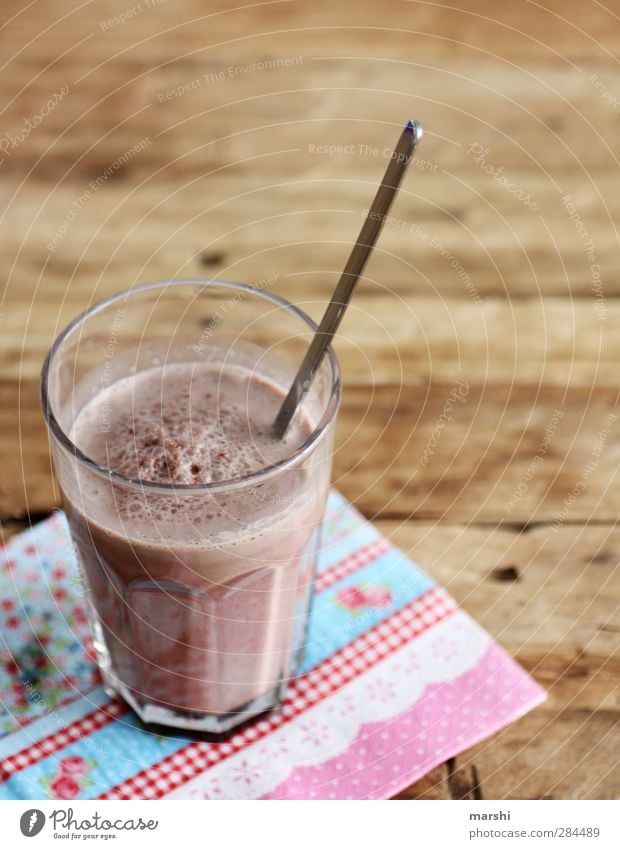 Kaba Lebensmittel Getränk trinken Heißgetränk Milch Kakao lecker Glas Löffel geschmackvoll braun Serviette Foodfotografie Farbfoto Innenaufnahme Detailaufnahme