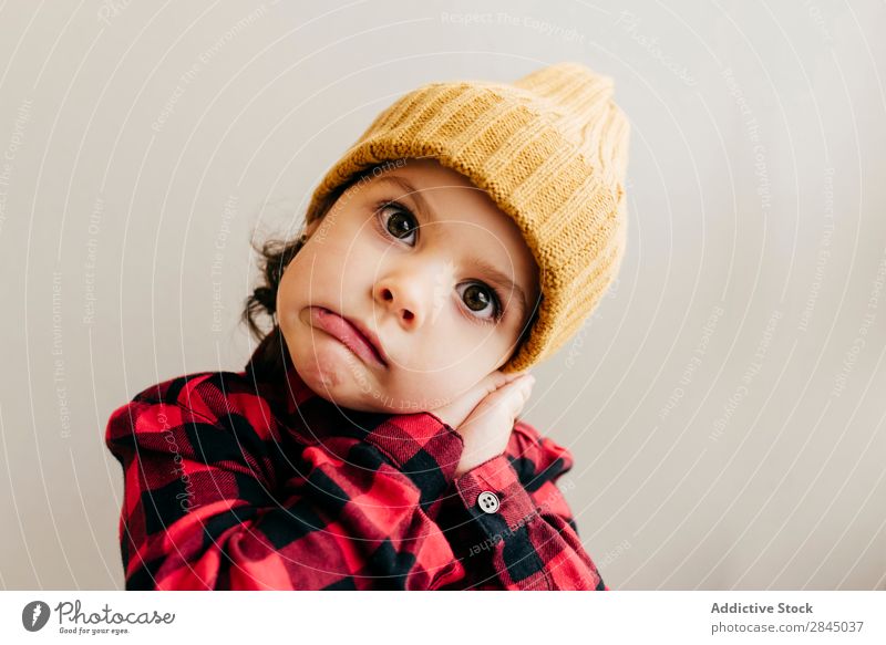 Süßer Junge mit Grimassenschnitt niedlich Gesichter machen Grimassen schneiden Hut Glück Kind Jugendliche Kindheit Mensch lässig Porträt Ausdruck Freude klein