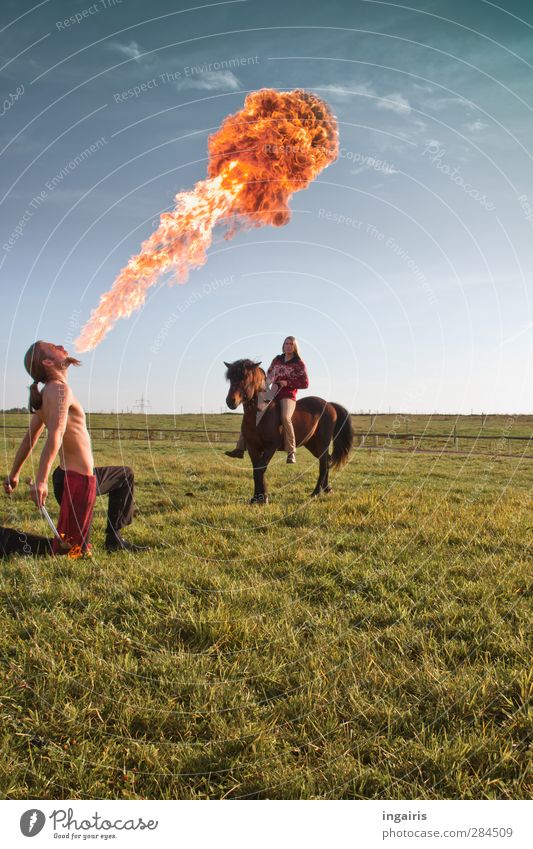 Feuerprobe 2 Freude Reiten Feuerschlucker Mensch maskulin feminin Körper Oberkörper Kunst Künstler Theaterschauspiel Kultur Landschaft Himmel Gras Wiese Pferd