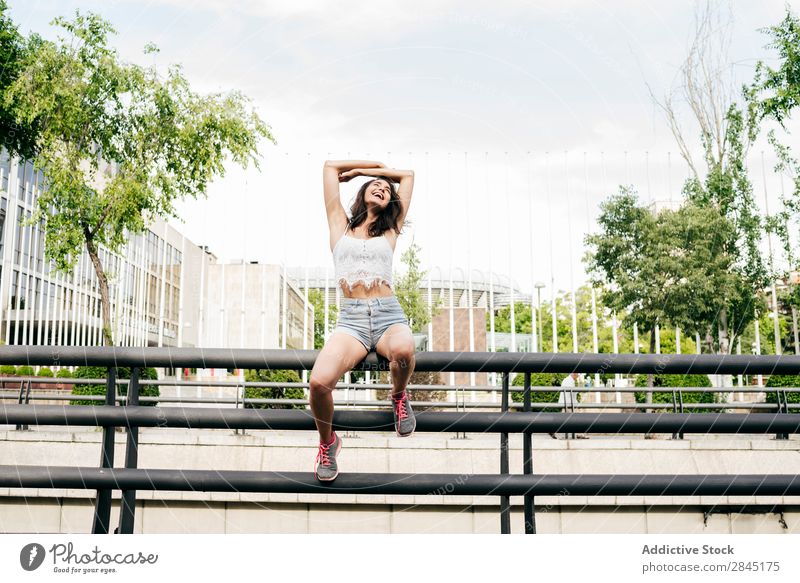 Frau sitzt auf dem Zaun Stadt heiter Sommer trendy Stil Straße Skyline Jugendliche Beautyfotografie Zufriedenheit tausendjährig Unbekümmertheit lässig Model