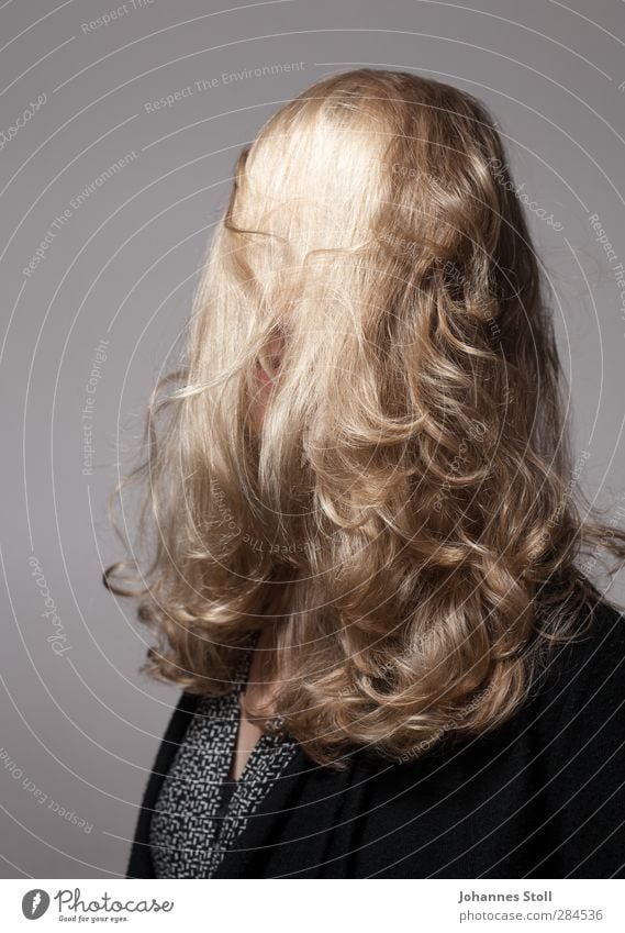 Haare Krishna Freude schön Haare & Frisuren feminin Junge Frau Jugendliche 1 Mensch 18-30 Jahre Erwachsene blond langhaarig Pony Behaarung außergewöhnlich