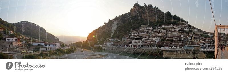 Berat, Albania I Tourismus Städtereise Sommer Sommerurlaub Hügel Flussufer Albanien Stadt Stadtzentrum Altstadt Haus Burg oder Schloss Brücke Gebäude