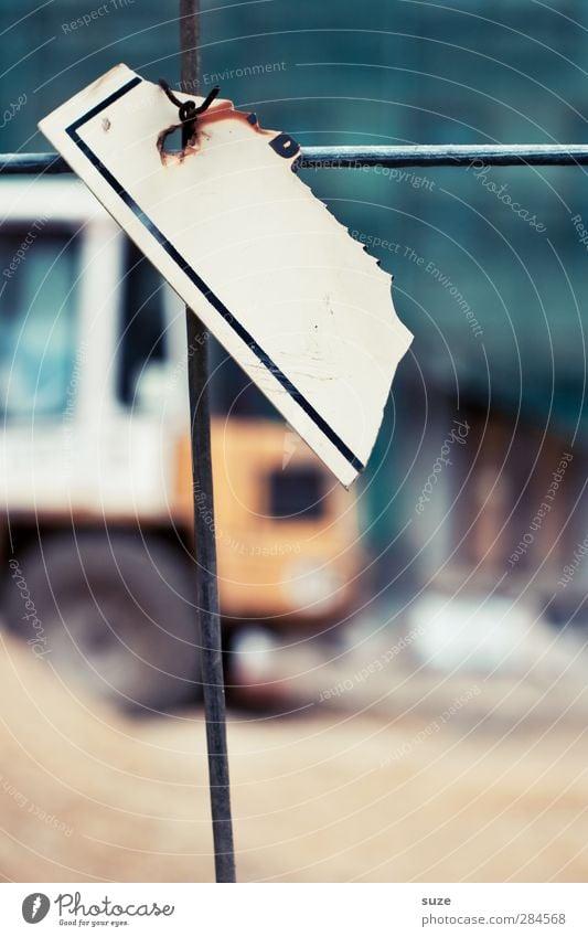 Haftpflicht Arbeit & Erwerbstätigkeit Baustelle Industrie Feierabend Verkehr Fahrzeug Kunststoff Zeichen Kreuz bauen alt authentisch dreckig kaputt trist