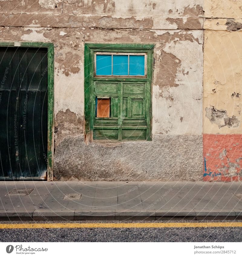 Fassade in La Orotava, Teneriffa Kleinstadt Stadt ästhetisch grün Straße Tür Fenster Fußweg Bürgersteig Geometrie einfach alt Putz Holzfenster Altstadt