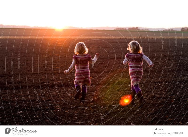 run away together Mensch feminin Kind Kleinkind Mädchen Geschwister Schwester 2 1-3 Jahre 3-8 Jahre Kindheit Umwelt Sonne Sonnenaufgang Sonnenuntergang