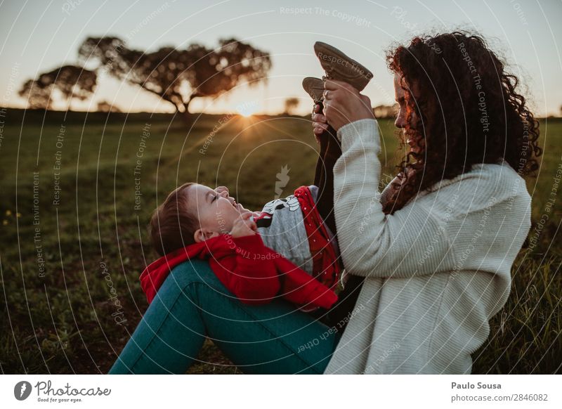 Mutter und Tochter Lifestyle Mensch Kind Baby Kleinkind Mädchen Frau Erwachsene 2 1-3 Jahre 18-30 Jahre Jugendliche Umwelt Natur Locken berühren Feste & Feiern