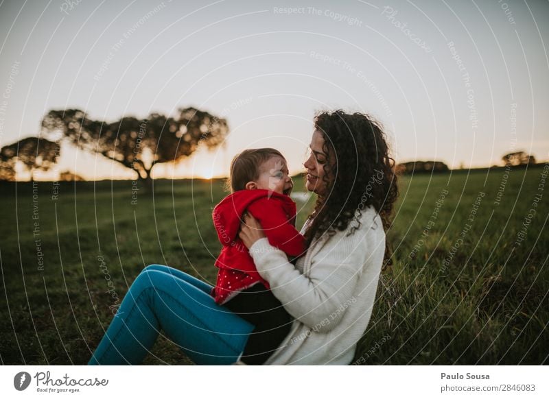 Mutter und Tochter Sonnenuntergang Lifestyle feminin Kind Baby Mädchen Erwachsene 2 Mensch 1-3 Jahre Kleinkind 18-30 Jahre Jugendliche Natur Landschaft Baum