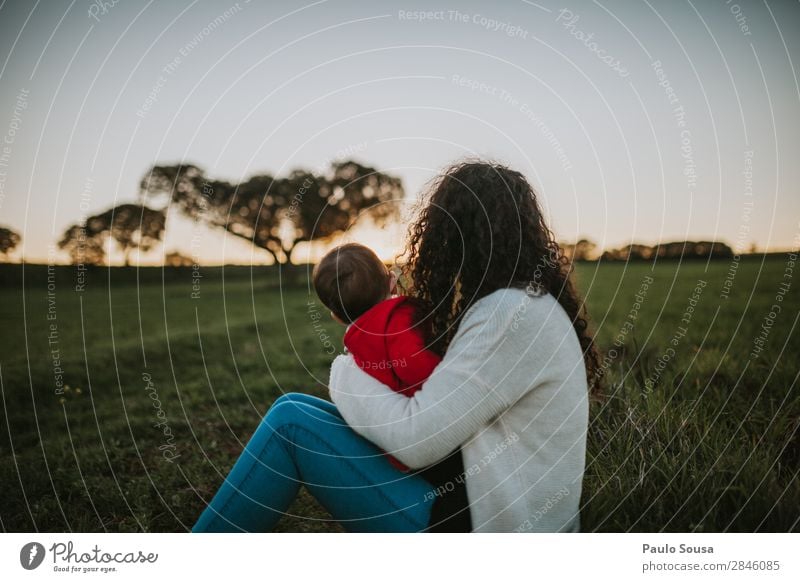 Rückansicht Mutter und Tochter beim Sonnenuntergang Mutterschaft Mutter und Kind Familie & Verwandtschaft authentisch Glück Eltern Lifestyle Kindheit Kaukasier