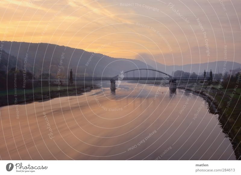 Herbstnebel Landschaft Himmel Wolken Sonne Klima Wetter Nebel Gras Küste Flussufer Menschenleer Brücke Mauer Wand Verkehrswege Binnenschifffahrt blau gold