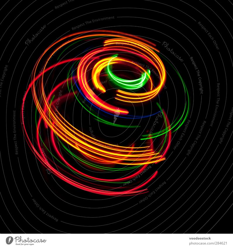 Spinnende Lichtfarben Nachtleben Fortschritt Zukunft Linie hell mehrfarbig gelb gold grün rot schwarz Farbe Kreise Spur kreisen farbenfroh glühend auffallend