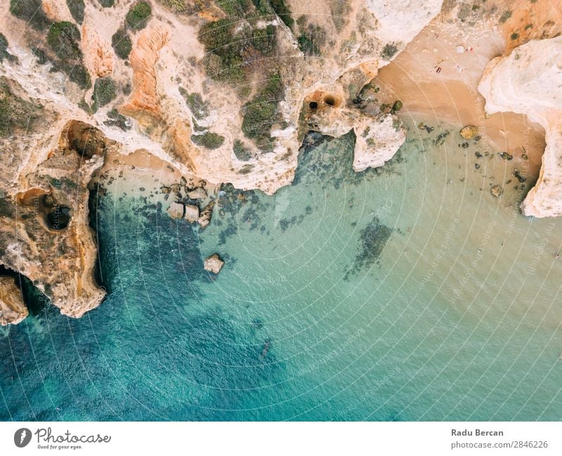 Meereslandschaft mit Felsen und Klippen an der Lagos Bay Coast in Algarve, Portugal Natur Golfloch Höhle Landschaft Strand Stein Bogen Fenster Aussicht schön