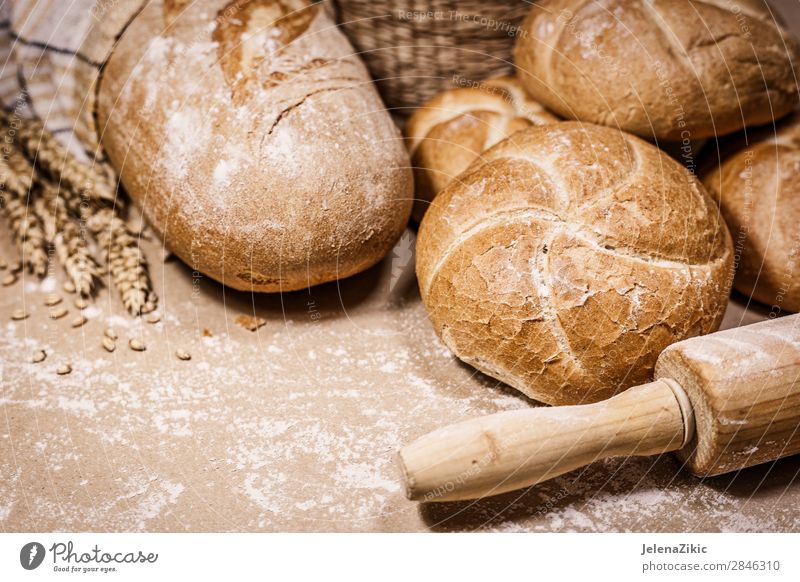 Frisches Brot und Weizen auf rustikalem Hintergrund Lebensmittel Teigwaren Backwaren Ernährung Essen Frühstück Mittagessen Abendessen Büffet Brunch Bioprodukte