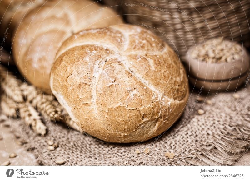 Frisches Brot und Weizen auf rustikalem Hintergrund Lebensmittel Teigwaren Backwaren Ernährung Essen Frühstück Mittagessen Abendessen Büffet Brunch Bioprodukte