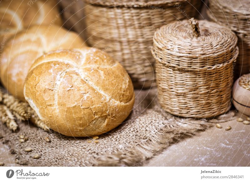 Frisches Brot und Weizen auf rustikalem Hintergrund Lebensmittel Teigwaren Backwaren Ernährung Essen Frühstück Mittagessen Abendessen Büffet Brunch Bioprodukte