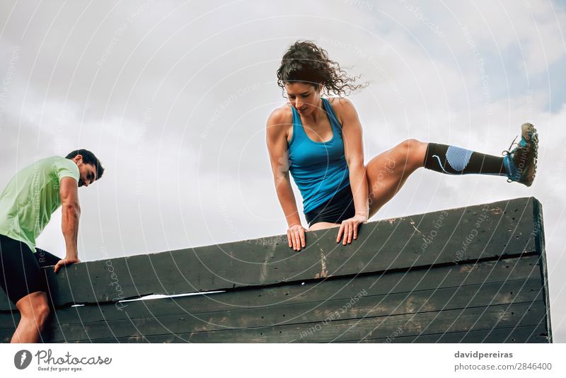 Teilnehmer des Hindernisparcours Kletterwand Lifestyle Sport Klettern Bergsteigen Mensch Frau Erwachsene Mann authentisch stark anstrengen Energie Konkurrenz