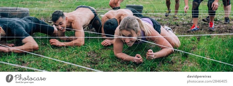 Teilnehmer an einem Hindernisparcours, der kriecht. Freude Glück Sport Internet Mensch Frau Erwachsene Mann Menschengruppe dreckig schwarz anstrengen Konkurrenz