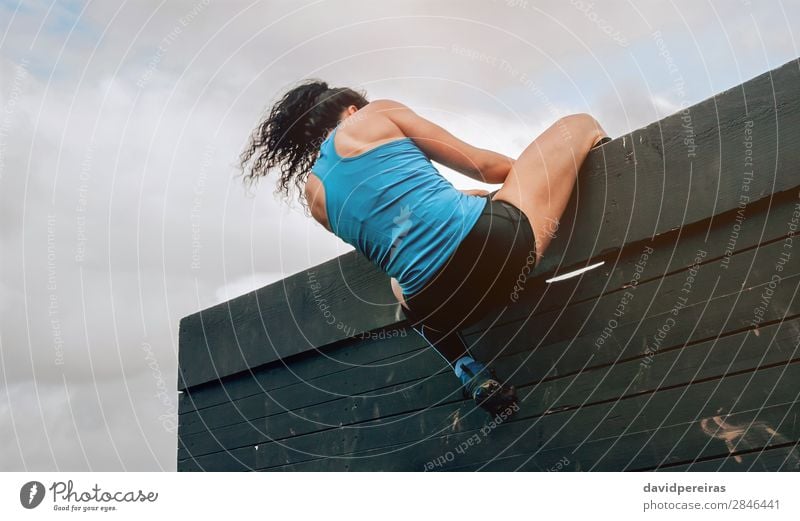 Frau im Hindernisparcours an der Kletterwand Lifestyle Sport Klettern Bergsteigen Mensch Erwachsene Turnschuh authentisch stark anstrengen Energie Konkurrenz