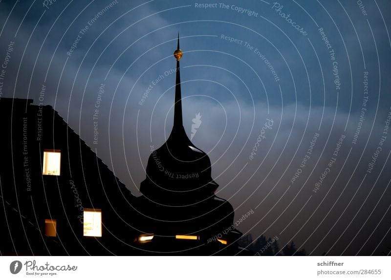 Pickelhaube Haus Traumhaus Bauwerk Gebäude Architektur Dach dunkel Denkmalschutz einzigartig Nachthimmel Nachtruhe Autofenster Licht Lichtschein Wohnung