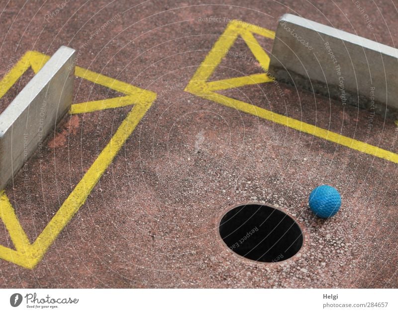 Sommerfreuden... Freizeit & Hobby Spielen Minigolf Barriere Ball Loch einlochen Beton Metall Kunststoff Zeichen liegen warten ästhetisch authentisch eckig rund