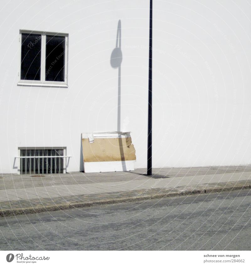 licht & schatten Stadt Menschenleer Haus Industrieanlage Mauer Wand Fassade Fenster laterne Straße Wege & Pfade Verkehrszeichen Verkehrsschild ästhetisch schön